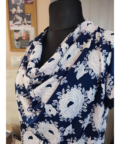 Bluzka kimono z luźnym dekoltem - duże pudrowe kwiaty